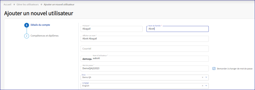  Le nom et l'adresse e-mail de l'employé sont saisis pour créer le profil.  La case intitulée demander de changer le mot de passe est cochée.  Cela invitera le nouvel utilisateur à modifier son mot de passe lors de la connexion initiale.