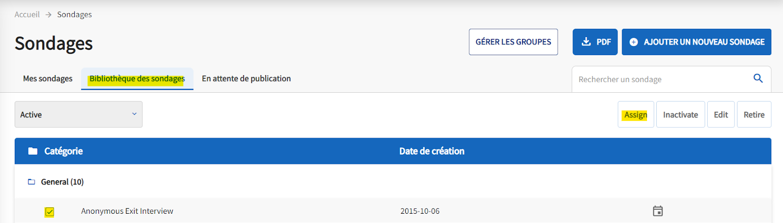 La page d'enquête s'affiche. Le milieu de la page comporte 3 onglets cliquables. Les onglets sont Mes enquêtes, Bibliothèque d'enquêtes et Publication en attente. Le bouton Publication en attente est mis en surbrillance. 
Le coin supérieur droit de la page affiche le bouton cliquable Ajouter une nouvelle enquête. L'étiquette de catégorie avec celle de l'enquête s'affiche. Une case à cocher à côté de l'enquête est mise en surbrillance.