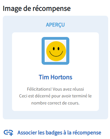 L'image de la récompense s'affiche. Au milieu de la page se trouve un bleu clair avec l'image d'une tasse à café surlignée en violet et une description de la récompense.
L'option cliquable permettant de lier le badge à une récompense est également affichée en bas.